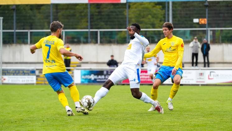 Fußball, Herren, Saison 2025 2026, Regionalliga Nordost, 11. Spieltag, FSV 63 Luckenwalde vs. FC Carl-Zeiss Jena, Samstag 05.10.2025, Werner-Seelenbinder-Stadion Luckenwalde, Im Bild: v.l. Clemens Koplin (Luckenwalde), Malik Talabidi (Jena) und Phillip König (Luckenwalde) Brandenburg Deutschland