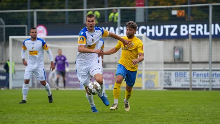 Fußball, Herren, Saison 2025 2026, Regionalliga Nordost, 11. Spieltag, FSV 63 Luckenwalde vs. FC Carl-Zeiss Jena, Samstag 05.10.2025, Werner-Seelenbinder-Stadion Luckenwalde, Im Bild: Moritz Fritz (l. Jena) und Clemens Koplin (r. Luckenwalde) Brandenburg Deutschland