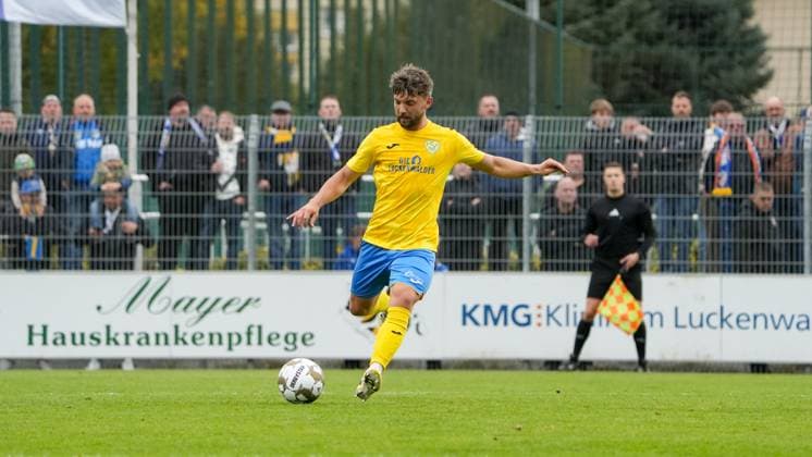 Fußball, Herren, Saison 2025 2026, Regionalliga Nordost, 11. Spieltag, FSV 63 Luckenwalde vs. FC Carl-Zeiss Jena, Samstag 05.10.2025, Werner-Seelenbinder-Stadion Luckenwalde, Im Bild: Clemens Koplin (Luckenwalde) Brandenburg Deutschland