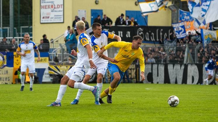 Fußball, Herren, Saison 2025 2026, Regionalliga Nordost, 11. Spieltag, FSV 63 Luckenwalde vs. FC Carl-Zeiss Jena, Samstag 05.10.2025, Werner-Seelenbinder-Stadion Luckenwalde, Im Bild: v.l. Sören Reddemann (Jena), Moritz Fritz (Jena) und Simon Gollnack (Luckenwalde) Brandenburg Deutschland
