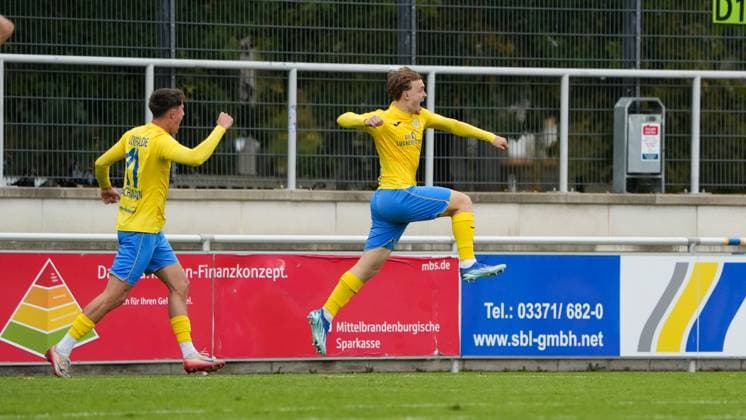 Fußball, Herren, Saison 2025 2026, Regionalliga Nordost, 11. Spieltag, FSV 63 Luckenwalde vs. FC Carl-Zeiss Jena, Samstag 05.10.2025, Werner-Seelenbinder-Stadion Luckenwalde, Im Bild: Großer Jubel beim FSV 63 Luckenwalde um Torschütze Remo Merke (r.) nach dem späten 1:1-Ausgleich. Brandenburg Deutschland
