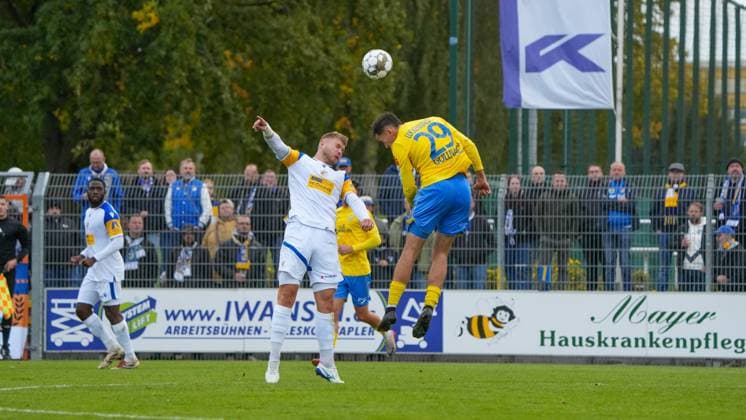 Fußball, Herren, Saison 2025 2026, Regionalliga Nordost, 11. Spieltag, FSV 63 Luckenwalde vs. FC Carl-Zeiss Jena, Samstag 05.10.2025, Werner-Seelenbinder-Stadion Luckenwalde, Im Bild: Maxim Hessel (l. Jena) und Simon Gollnack (r. Luckenwalde) Brandenburg Deutschland