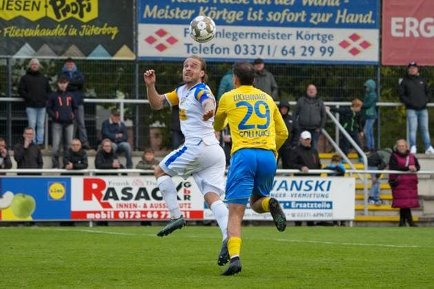 Fußball, Herren, Saison 2025 2026, Regionalliga Nordost, 11. Spieltag, FSV 63 Luckenwalde vs. FC Carl-Zeiss Jena, Samstag 05.10.2025, Werner-Seelenbinder-Stadion Luckenwalde, Im Bild: Nils Butzen (l. Jena) und Simon Gollnack (r. Luckenwalde) Brandenburg Deutschland