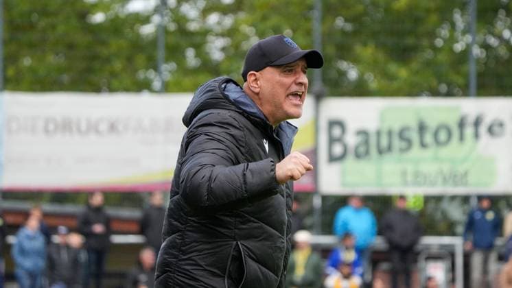 Fußball, Herren, Saison 2025 2026, Regionalliga Nordost, 11. Spieltag, FSV 63 Luckenwalde vs. FC Carl-Zeiss Jena, Samstag 05.10.2025, Werner-Seelenbinder-Stadion Luckenwalde, Im Bild: Volcan Uluc (Trainer Jena) emotional aktiv an der Seitenlinie. Brandenburg Deutschland