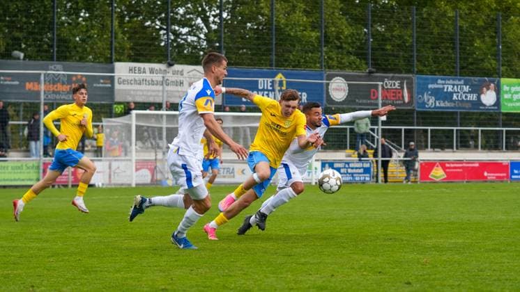Fußball, Herren, Saison 2025 2026, Regionalliga Nordost, 11. Spieltag, FSV 63 Luckenwalde vs. FC Carl-Zeiss Jena, Samstag 05.10.2025, Werner-Seelenbinder-Stadion Luckenwalde, Im Bild: Tim Schleinitz (l. Luckenwalde) und Justin Schau (r. Jena) Brandenburg Deutschland