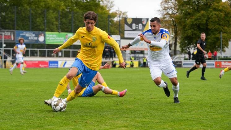 Fußball, Herren, Saison 2025 2026, Regionalliga Nordost, 11. Spieltag, FSV 63 Luckenwalde vs. FC Carl-Zeiss Jena, Samstag 05.10.2025, Werner-Seelenbinder-Stadion Luckenwalde, Im Bild: Phillip König (l. Luckenwalde) und Justin Schau (r. Jena) Brandenburg Deutschland