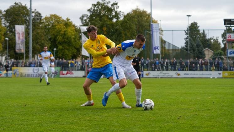 Fußball, Herren, Saison 2025 2026, Regionalliga Nordost, 11. Spieltag, FSV 63 Luckenwalde vs. FC Carl-Zeiss Jena, Samstag 05.10.2025, Werner-Seelenbinder-Stadion Luckenwalde, Im Bild: Tim Maciejewski (l. Luckenwalde) und Moritz Fritz (r. Jena) Brandenburg Deutschland