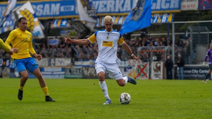 Fußball, Herren, Saison 2025 2026, Regionalliga Nordost, 11. Spieltag, FSV 63 Luckenwalde vs. FC Carl-Zeiss Jena, Samstag 05.10.2025, Werner-Seelenbinder-Stadion Luckenwalde, Im Bild: Simon Gollnack (l. Luckenwalde) und Sören Reddemann (r. Jena) Brandenburg Deutschland