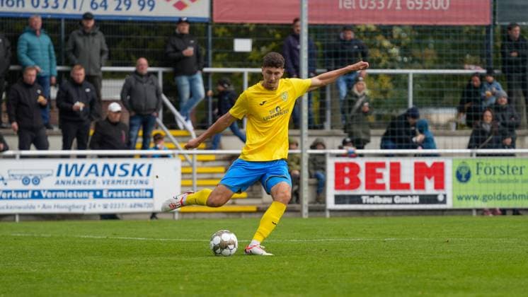 Fußball, Herren, Saison 2025 2026, Regionalliga Nordost, 11. Spieltag, FSV 63 Luckenwalde vs. FC Carl-Zeiss Jena, Samstag 05.10.2025, Werner-Seelenbinder-Stadion Luckenwalde, Im Bild: Quentin Seidel (Luckenwalde) Brandenburg Deutschland