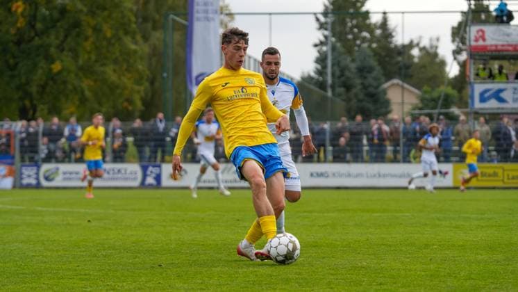 Fußball, Herren, Saison 2025 2026, Regionalliga Nordost, 11. Spieltag, FSV 63 Luckenwalde vs. FC Carl-Zeiss Jena, Samstag 05.10.2025, Werner-Seelenbinder-Stadion Luckenwalde, Im Bild: Tim Maciejewski (l. Luckenwalde) und Justin Schau (r. Jena) Brandenburg Deutschland