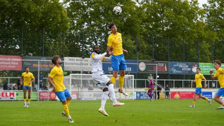 Fußball, Herren, Saison 2025 2026, Regionalliga Nordost, 11. Spieltag, FSV 63 Luckenwalde vs. FC Carl-Zeiss Jena, Samstag 05.10.2025, Werner-Seelenbinder-Stadion Luckenwalde, Im Bild: v.l. Clemens Koplin (FSV), Manasse Eshele (Jena) und Quentin Seidel (Luckenwalde) Brandenburg Deutschland