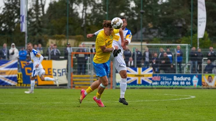 Fußball, Herren, Saison 2025 2026, Regionalliga Nordost, 11. Spieltag, FSV 63 Luckenwalde vs. FC Carl-Zeiss Jena, Samstag 05.10.2025, Werner-Seelenbinder-Stadion Luckenwalde, Im Bild: Tim Schleinitz (l. Luckenwalde) und Justin Schau (r. Jena) Brandenburg Deutschland