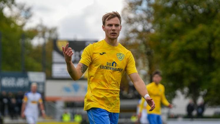 Fußball, Herren, Saison 2025 2026, Regionalliga Nordost, 11. Spieltag, FSV 63 Luckenwalde vs. FC Carl-Zeiss Jena, Samstag 05.10.2025, Werner-Seelenbinder-Stadion Luckenwalde, Im Bild: Fabio Schneider (Luckenwalde) Brandenburg Deutschland
