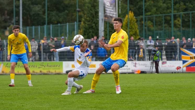 Fußball, Herren, Saison 2025 2026, Regionalliga Nordost, 11. Spieltag, FSV 63 Luckenwalde vs. FC Carl-Zeiss Jena, Samstag 05.10.2025, Werner-Seelenbinder-Stadion Luckenwalde, Im Bild: Kay Seidemann (l. Jena) und Quentin Seidel (r. Luckenwalde) Brandenburg Deutschland