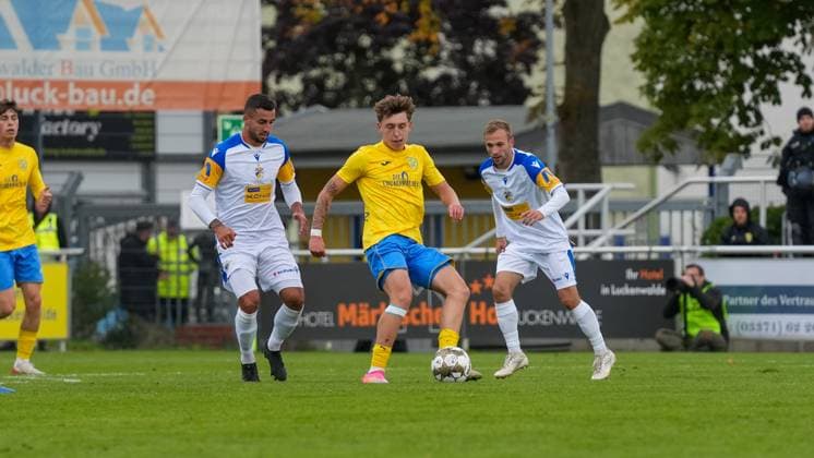 Fußball, Herren, Saison 2025 2026, Regionalliga Nordost, 11. Spieltag, FSV 63 Luckenwalde vs. FC Carl-Zeiss Jena, Samstag 05.10.2025, Werner-Seelenbinder-Stadion Luckenwalde, Im Bild: v.l. Justin Schau (Jena), Tim Schleinitz (Luckenwalde) und Maxim Hessel (Jena) Brandenburg Deutschland
