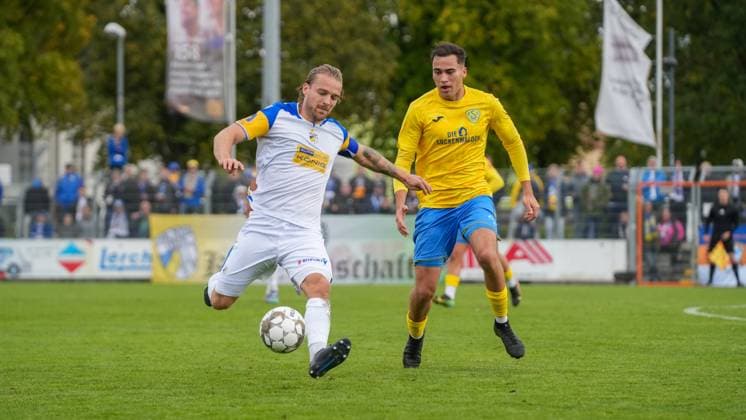 Fußball, Herren, Saison 2025 2026, Regionalliga Nordost, 11. Spieltag, FSV 63 Luckenwalde vs. FC Carl-Zeiss Jena, Samstag 05.10.2025, Werner-Seelenbinder-Stadion Luckenwalde, Im Bild: Nils Butzen (l. Jena) und Simon Gollnack (r. Luckenwalde) Brandenburg Deutschland