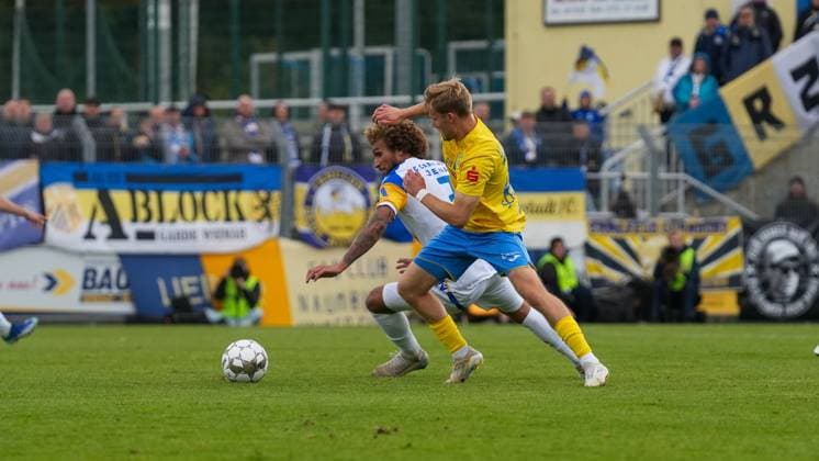 Fußball, Herren, Saison 2025 2026, Regionalliga Nordost, 11. Spieltag, FSV 63 Luckenwalde vs. FC Carl-Zeiss Jena, Samstag 05.10.2025, Werner-Seelenbinder-Stadion Luckenwalde, Im Bild: Kevin Lenkfort (l. Jena) und Fabio Schneider (r. Luckenwalde) Brandenburg Deutschland
