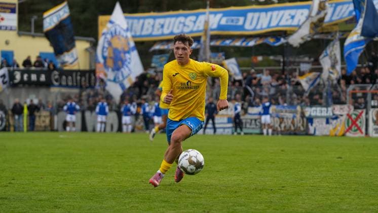 Fußball, Herren, Saison 2025 2026, Regionalliga Nordost, 11. Spieltag, FSV 63 Luckenwalde vs. FC Carl-Zeiss Jena, Samstag 05.10.2025, Werner-Seelenbinder-Stadion Luckenwalde, Im Bild: Len Neumann (Luckenwalde) Brandenburg Deutschland