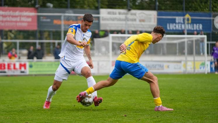 Fußball, Herren, Saison 2025 2026, Regionalliga Nordost, 11. Spieltag, FSV 63 Luckenwalde vs. FC Carl-Zeiss Jena, Samstag 05.10.2025, Werner-Seelenbinder-Stadion Luckenwalde, Im Bild: Timon Burmeister (l. Jena) und Len Neumann (r. Luckenwalde) Brandenburg Deutschland