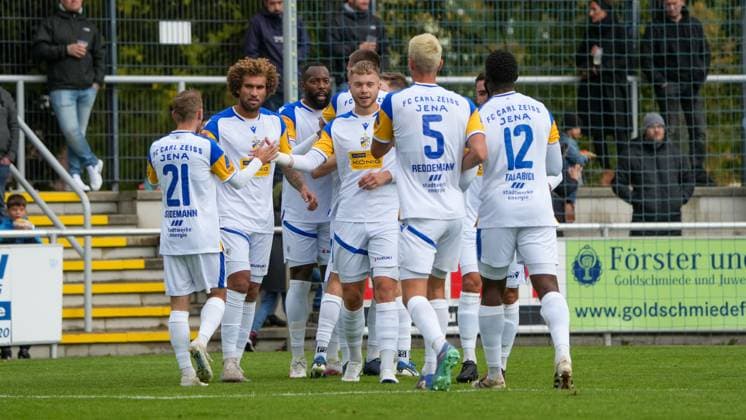 Fußball, Herren, Saison 2025 2026, Regionalliga Nordost, 11. Spieltag, FSV 63 Luckenwalde vs. FC Carl-Zeiss Jena, Samstag 05.10.2025, Werner-Seelenbinder-Stadion Luckenwalde, Im Bild: Jubel beim FC Carl-Zeiss Jena nach dem Führungstreffer. Brandenburg Deutschland