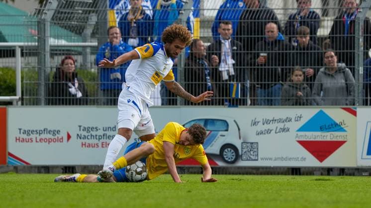 Fußball, Herren, Saison 2025 2026, Regionalliga Nordost, 11. Spieltag, FSV 63 Luckenwalde vs. FC Carl-Zeiss Jena, Samstag 05.10.2025, Werner-Seelenbinder-Stadion Luckenwalde, Im Bild: Kevin Lenkfort (l. Jena) und Sofiene Jannene (r. Luckenwalde) Brandenburg Deutschland
