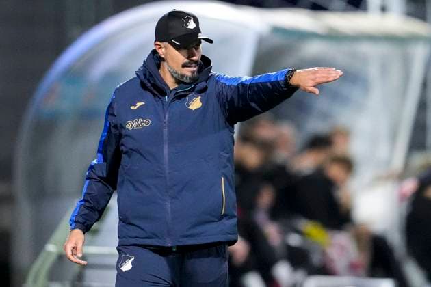 Stefan Kleineheismann (Trainer, Cheftrainer, TSG II), gibt Anweisungen, gestikuliert, mit den Armen gestikulieren, Einzelbild, Einzelfoto, Aktion, Action, 05.10.2025, Sinsheim (Deutschland), Fussball, 3. Liga, TSG 1899 Hoffenheim II - VfB Stuttgart II, DFB DFL REGULATIONS PROHIBIT ANY USE OF PHOTOGRAPHS AS IMAGE SEQUENCES AND OR QUASI-VIDEO.