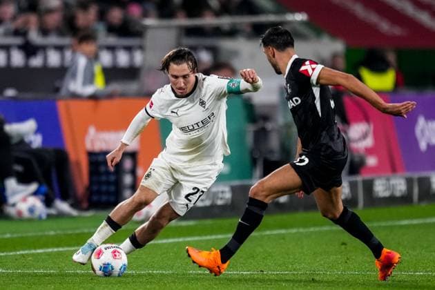 MOENCHENGLADBACH, GERMANY - OCTOBER 5: Rocco Reitz of Borussia Monchengladbach dribbles with the ball during the Bundesliga match between Borussia Monchengladbach and SC Freiburg at Borussia-Park on October 5, 2025 in Moenchengladbach, Germany. (Photo by Rene Nijhuis) SPO  Copyright: xRenexNijhuis