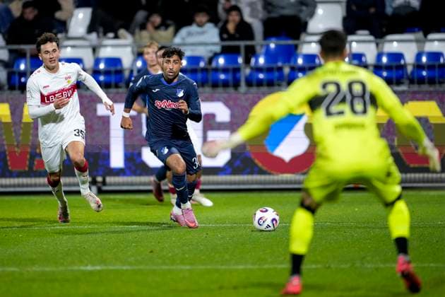v.li.: Michael Glück (VfB II, 35), Nader Jindaoui (El-Jindaoui, TSG II, 30), Dominik Draband (Torwart, VfB II, 28), Aktion, Action, Spielszene, 05.10.2025, Sinsheim (Deutschland), Fussball, 3. Liga, TSG 1899 Hoffenheim II - VfB Stuttgart II, DFB DFL REGULATIONS PROHIBIT ANY USE OF PHOTOGRAPHS AS IMAGE SEQUENCES AND OR QUASI-VIDEO.