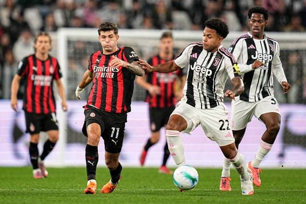 AC Milan s Christian Pulisic fights for the ball with Juventus™ Weston McKennie during the Serie A soccer match between Juventus and Milan at the Allianz Stadium in Turin, north west Italy - Saturday, October 05, 2025. - Soccer .  Copyright: xMarcoxAlpozzi LaPressex