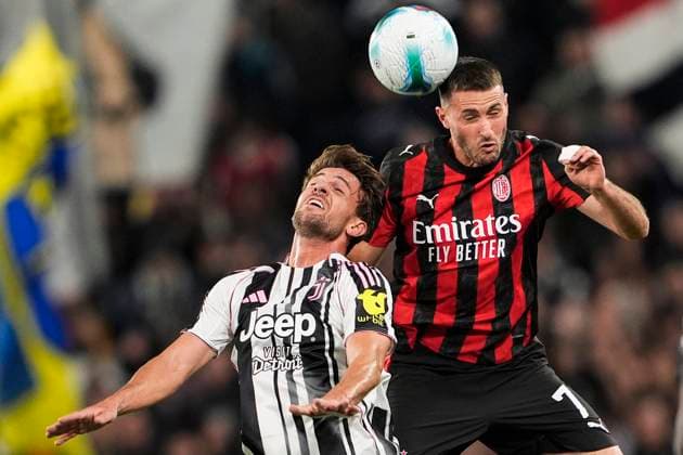 AC Milan™s Santiago Gimenez jumps for the ball with Juventus™s Daniele Rugani during the Serie A soccer match between Juventus Fc and Milan at the Juventus Stadium in Turin, north west Italy - October 5, 2025. - Soccer  Copyright: xFabioxFerrari LaPressex