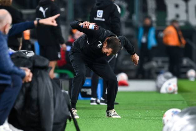 Trainer Julian Schuster (SC Freiburg) wirf verärgert eine Flasche zu Boden 05.10.2025, Fussball 1. Bundesliga, Saison 2025 2026, 6. Spieltag, Borussia Mönchengladbach - SC Freiburg DFL regulations prohibit any use of photographs as image sequences and or quasi-video Moenchengladbach Borussia Park Nordrhein Westfalen Deutschland