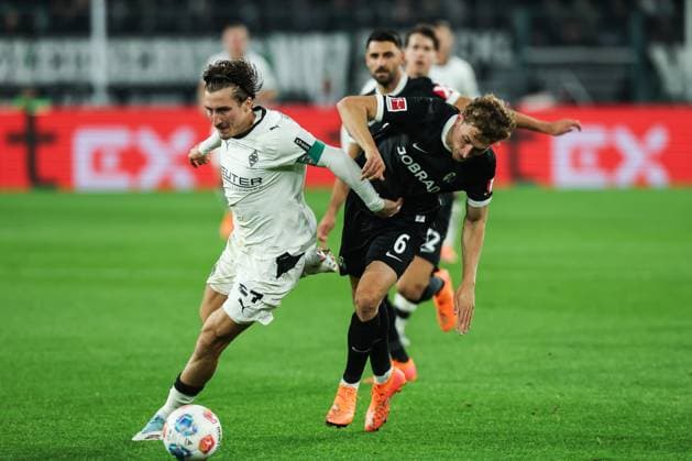 Fussball, Bundesliga Saison 2025 2026 6. Spieltag Borussia Mönchengladbach - SC Freiburg 05.10.2025, BORUSSIA-PARK Rocco Reitz (Borussia Mönchengladbach, 27) Patrick Osterhage (SC Freiburg, 6) Zweikampf Mönchengladbach BORUSSIA-PARK Nordrhein-Westfalen Deutschland