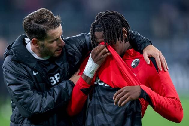 05.10.2025, Fußball, Borussia Mönchengladbach - SC Freiburg, 1. Fußball Bundesliga, Borussia-Park, Saison 2025 2026: Enttäuschte Gesichter nach dem 0:0 Unentschieden. Johan Manzambi (SC Freiburg 44) DFB regulations prohibit any use of photographs as image sequences and or quasi-video. Nordrhein-Westfalen Deutschland