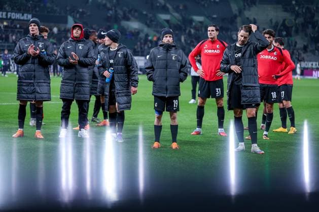 05.10.2025, Fußball, Borussia Mönchengladbach - SC Freiburg, 1. Fußball Bundesliga, Borussia-Park, Saison 2025 2026: Enttäuschte Gesichter nach dem 0:0 Unentschieden. Die Freiburger Spieler bedanken sich enttäuscht bei der Fankurve DFB regulations prohibit any use of photographs as image sequences and or quasi-video. Nordrhein-Westfalen Deutschland