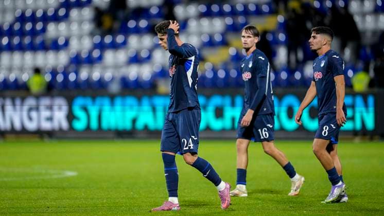 v.li.: Luca Erlein (TSG II 24), Yannis Hör (TSG II, 16), Diren Dagdeviren (TSG II, 8), Spieler der TSG 1899 Hoffenheim II (U23), enttäuscht über die Niederlage, Enttäuschung nach dem Schlusspfiff, Highlight, Verlierer, verloren, Frustration, disappointed, pessimistisch, 05.10.2025, Sinsheim (Deutschland), Fussball, 3. Liga, TSG 1899 Hoffenheim II - VfB Stuttgart II, DFB DFL REGULATIONS PROHIBIT ANY USE OF PHOTOGRAPHS AS IMAGE SEQUENCES AND OR QUASI-VIDEO.
