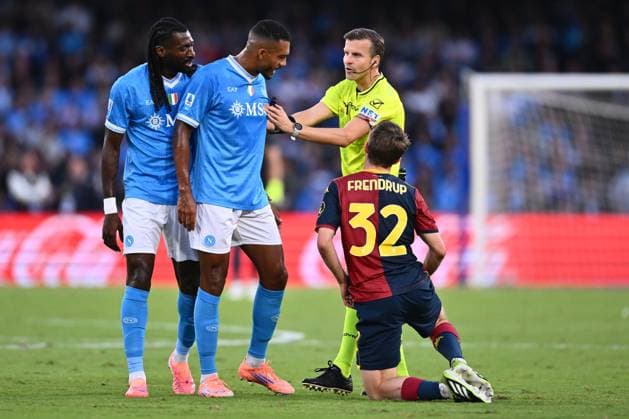 Referee Federico La Penna participates in the 6th day of the Serie A Championship between S.S.C. Napoli and Genoa C.F.C. at the Diego Armando Maradona Stadium on October 5, 2025 in Naples, Italy.  Copyright: xDomenicoxCippitelli IPAxSportx xipa-agency.netx xx IPA_66200776 IPA_Agency_IPA66200776