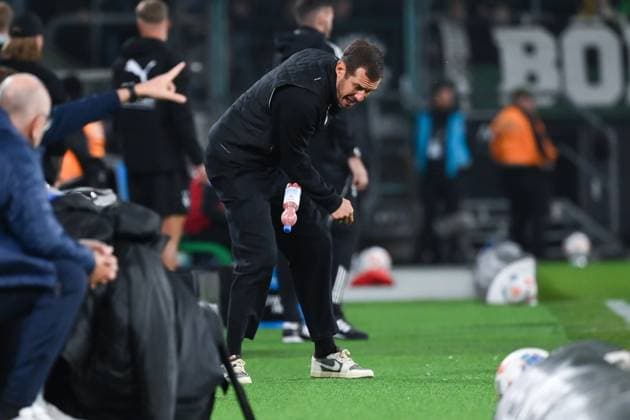 Trainer Julian Schuster (SC Freiburg) wirft eine Flasche auf den Boden 05.10.2025, Fussball 1. Bundesliga, Saison 2025 2026, 6. Spieltag, Borussia Mönchengladbach - SC Freiburg DFL regulations prohibit any use of photographs as image sequences and or quasi-video Moenchengladbach Borussia Park Nordrhein Westfalen Deutschland