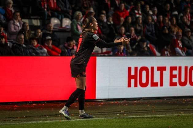 Google Pixel Frauen-Bundesliga 2025 2026 1. FC Köln - Bayer 04 Leverkusen Licht geht aus im Franz-Kremer-Stadion mit Valentina Mädl (B04, 17) Köln Franz-Kremer-Stadion NRW Deutschland