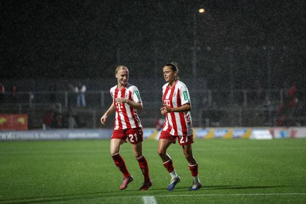 Google Pixel Frauen-Bundesliga 2025 2026 1. FC Köln - Bayer 04 Leverkusen Spielunterbrechung im Franz-Kremer-Stadion Anna Gerhardt (FC, 21) und Laura Feiersinger (FC, 27) verlassen den Platz Köln Franz-Kremer-Stadion NRW Deutschland