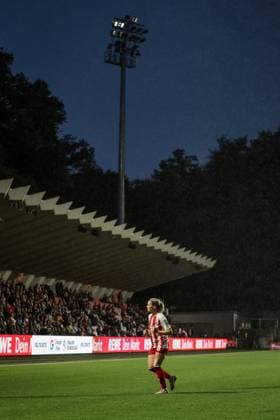 Google Pixel Frauen-Bundesliga 2025 2026 1. FC Köln - Bayer 04 Leverkusen Kein Licht mehr im Franz-Kremer-Stadion - Spielabbruch in Köln Sandra Maria Jessen (FC, 6) Köln Franz-Kremer-Stadion NRW Deutschland