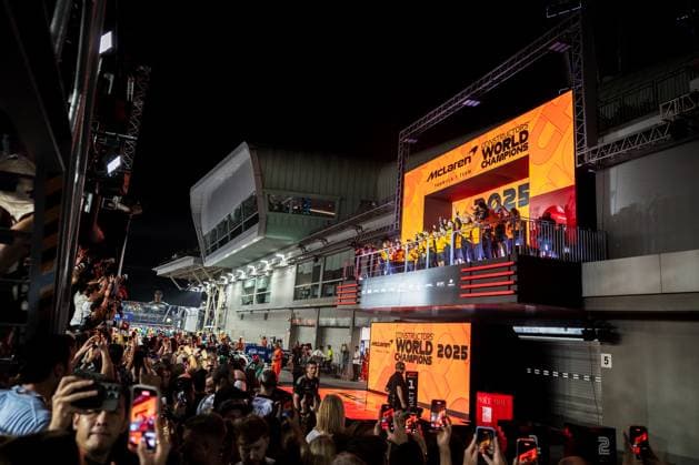 Marina Bay Street Circuit, Singapore, Singapore. 5.October.2025; McLaren F1 Team celebrate constructors world title on the podium during Formula One Singapore Grand Prix  aflo_306027884
