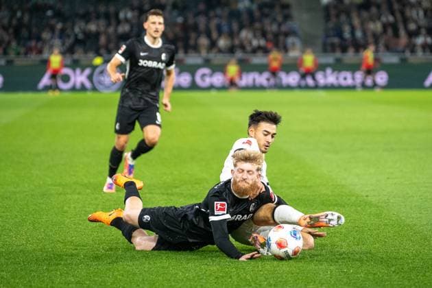 05.10.2025, Fussball: 1. Bundesliga, Saison 2025 2026, 06. Spieltag, Borussia Moenchengladbach - SC Freiburg im Borussia-Park in Moenchengladbach. Zweikampf zwischen Jan Niklas Beste (SC Freiburg, 19) und Jens Castrop (Borussia Moenchengladbach, 17). Wichtiger Hinweis: Gemaess den Vorgaben der DFL Deutsche Fussball Liga bzw. des DFB Deutscher Fussball-Bund ist es untersagt, in dem Stadion und oder vom Spiel angefertigte Fotoaufnahmen in Form von Sequenzbildern und oder videoaehnlichen Fotostrecken zu verwerten bzw. verwerten zu lassen. Foto: Kirchner-Media Thomas Haesler Copyright: xKirchner-Media ThomasxHaeslerx