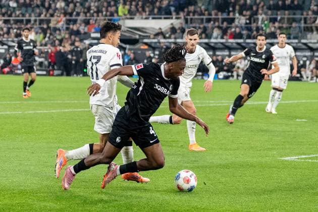 05.10.2025, Fussball: 1. Bundesliga, Saison 2025 2026, 06. Spieltag, Borussia Moenchengladbach - SC Freiburg im Borussia-Park in Moenchengladbach. Zweikampf zwischen Jens Castrop (Borussia Moenchengladbach, 17) und Johan Manzambi (SC Freiburg, 44). Wichtiger Hinweis: Gemaess den Vorgaben der DFL Deutsche Fussball Liga bzw. des DFB Deutscher Fussball-Bund ist es untersagt, in dem Stadion und oder vom Spiel angefertigte Fotoaufnahmen in Form von Sequenzbildern und oder videoaehnlichen Fotostrecken zu verwerten bzw. verwerten zu lassen. Foto: Kirchner-Media Thomas Haesler Copyright: xKirchner-Media ThomasxHaeslerx