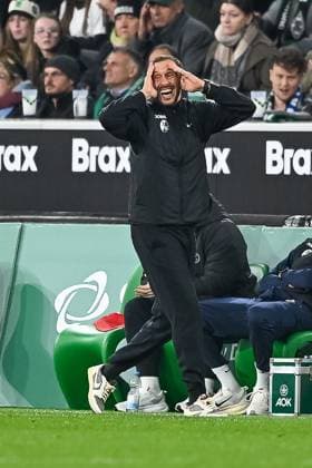 05.10.2025, Fussball: 1. Bundesliga, Saison 2025 2026, 06. Spieltag, Borussia Moenchengladbach - SC Freiburg im Borussia-Park in Moenchengladbach. Julian Schuster (SC Freiburg, Trainer) hat kein Verstaendnis fuer die Entscheidung. Wichtiger Hinweis: Gemaess den Vorgaben der DFL Deutsche Fussball Liga bzw. des DFB Deutscher Fussball-Bund ist es untersagt, in dem Stadion und oder vom Spiel angefertigte Fotoaufnahmen in Form von Sequenzbildern und oder videoaehnlichen Fotostrecken zu verwerten bzw. verwerten zu lassen. Foto: Kirchner-Media Thomas Haesler Copyright: xKirchner-Media ThomasxHaeslerx
