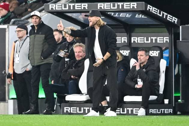 05.10.2025, Fussball: 1. Bundesliga, Saison 2025 2026, 06. Spieltag, Borussia Moenchengladbach - SC Freiburg im Borussia-Park in Moenchengladbach. Eugen Polanski (Borussia Moenchengladbach, Trainer) versucht seine Mannschaft zu motivieren. Wichtiger Hinweis: Gemaess den Vorgaben der DFL Deutsche Fussball Liga bzw. des DFB Deutscher Fussball-Bund ist es untersagt, in dem Stadion und oder vom Spiel angefertigte Fotoaufnahmen in Form von Sequenzbildern und oder videoaehnlichen Fotostrecken zu verwerten bzw. verwerten zu lassen. Foto: Kirchner-Media Thomas Haesler Copyright: xKirchner-Media ThomasxHaeslerx
