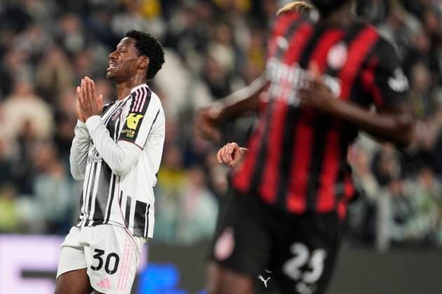 JuventusÕs Jonathan David disappointment during the Serie A soccer match between Juventus Fc and Milan at the Juventus Stadium in Turin, north west Italy - October 5, 2025. - Soccer  Copyright: xFabioxFerrari LaPressex