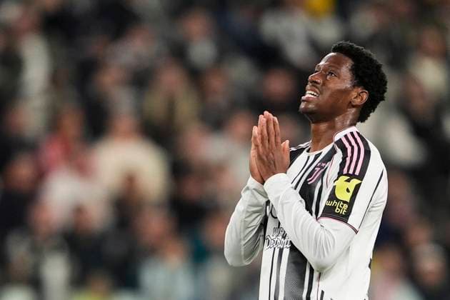 JuventusÕs Jonathan David disappointment during the Serie A soccer match between Juventus Fc and Milan at the Juventus Stadium in Turin, north west Italy - October 5, 2025. - Soccer  Copyright: xFabioxFerrari LaPressex