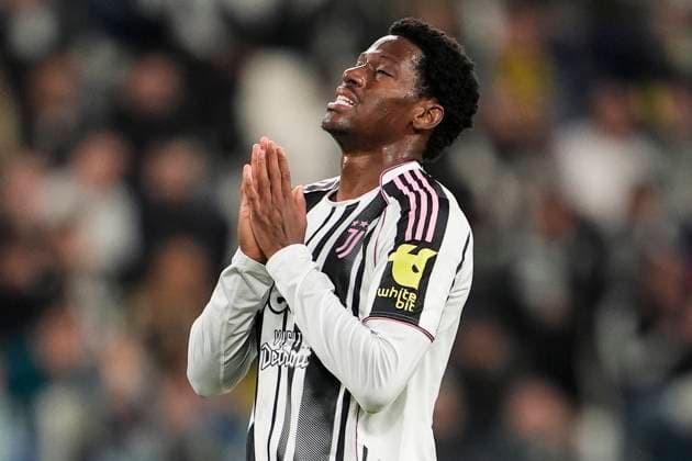 JuventusÕs Jonathan David disappointment during the Serie A soccer match between Juventus Fc and Milan at the Juventus Stadium in Turin, north west Italy - October 5, 2025. - Soccer  Copyright: xFabioxFerrari LaPressex