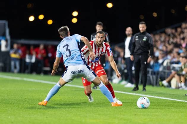 Real Club Celta de Vigo v Club Atletico de Madrid - LaLiga EA Sports VIGO, SPAIN - OCTOBER 5: David Hancko of Atletico de Madrid competes for the ball with Oscar Mingueza of RC Celta de Vigo during the LaLiga EA Sports match between Real Club Celta de Vigo and Club Atletico de Madrid at Estadio Abanca-Balaidos on October 5, 2025 in Vigo, Spain. (Photos by Diego Simon Photo Players Images Magara Press) Vigo Estadio Abanca-Balaidos Spain Copyright: xDiegoxSimonx
