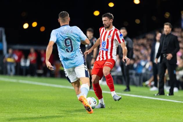 Real Club Celta de Vigo v Club Atletico de Madrid - LaLiga EA Sports VIGO, SPAIN - OCTOBER 5: Clement Lenglet of Atletico de Madrid competes for the ball with Ferran Jutgla of RC Celta de Vigo during the LaLiga EA Sports match between Real Club Celta de Vigo and Club Atletico de Madrid at Estadio Abanca-Balaidos on October 5, 2025 in Vigo, Spain. (Photos by Diego Simon Photo Players Images Magara Press) Vigo Estadio Abanca-Balaidos Spain Copyright: xDiegoxSimonx